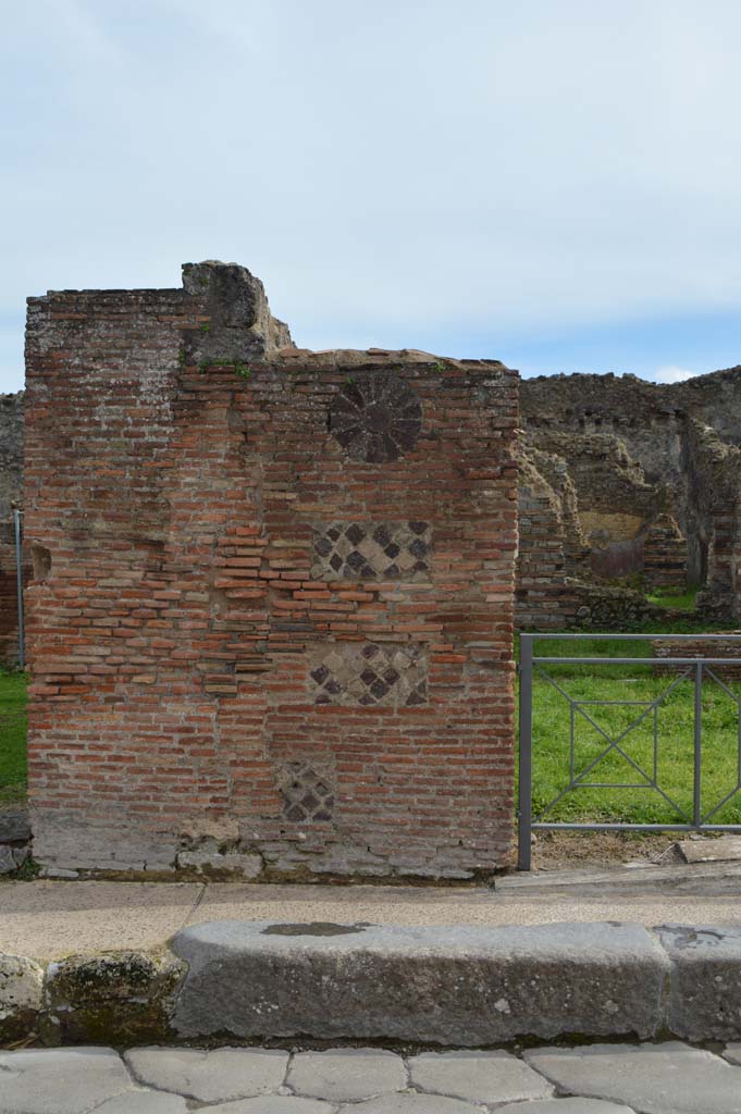 VII.3.8 Pompeii. March 2018. Looking south to pilaster on east side of shop, between VII.3.9 and VII.3.8.
Foto Taylor Lauritsen, ERC Grant 681269 DÉCOR.
