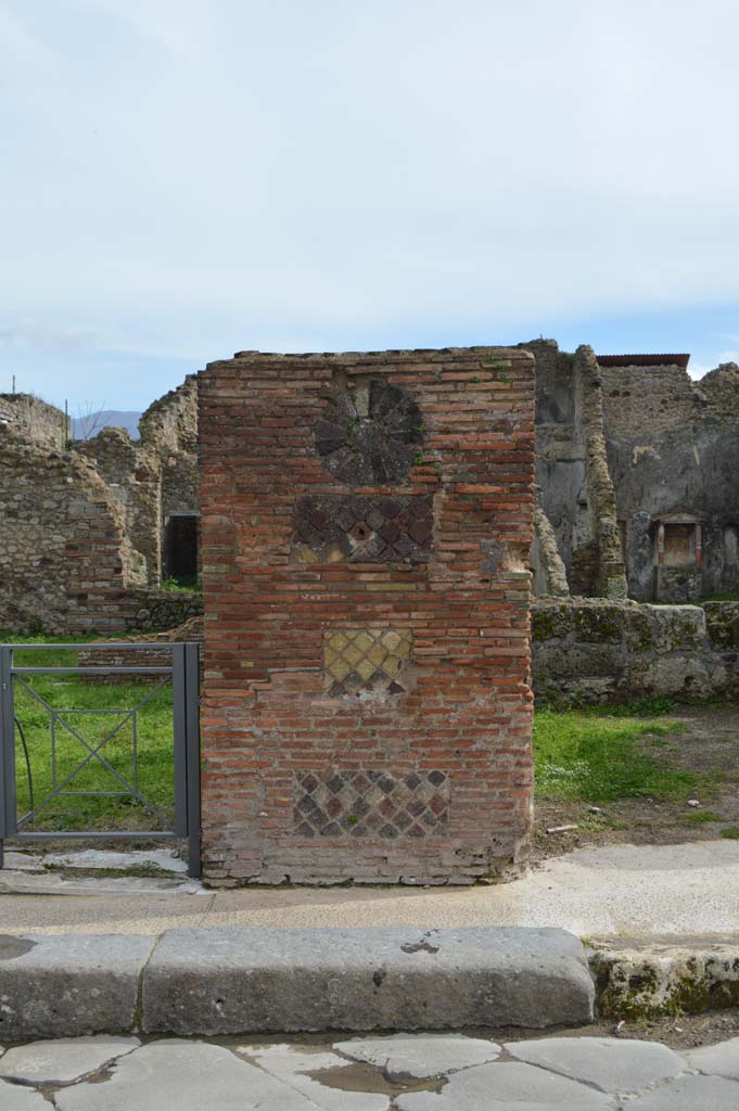 VII.3.8 Pompeii. March 2018. 
Looking south to pilaster on west side of shop doorway, between VII.3.8 and VII.3.7.
Foto Taylor Lauritsen, ERC Grant 681269 DÉCOR.
