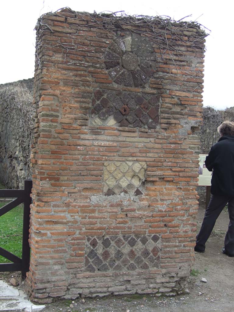 VII.3.8 Pompeii. December 2007. Pilaster between VII.3.8 and VII.3.7.