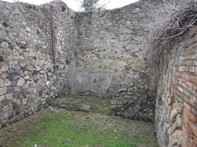 VII.3.9 Pompeii. December 2007. South side of small room and latrine in south-east corner.