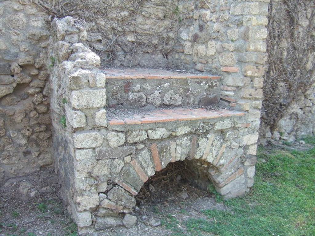 VII.3.9 Pompeii.  Popina?  May 2006.  Oven or hearth.