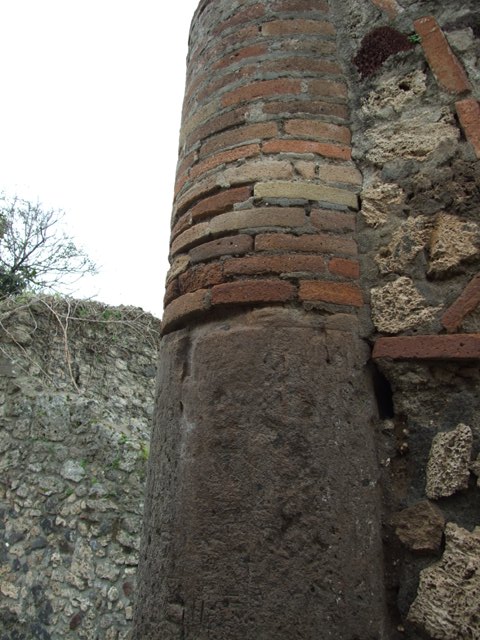 VII.3.11 Pompeii. March 2009. South-west side of corridor. Upper part of brick and tufa column. 
