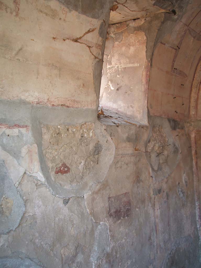 VII.3.21 Pompeii. May 2005. Vaulted triclinium. 
South wall with window, which took its light from the yard or light-well in VII.3.22.
The sides of the vault contained painted rectangular panels of hunt scenes.
