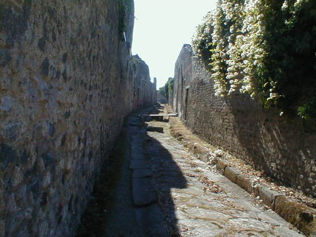 VII.2 Pompeii. September 2004. Vicolo del Panettiere looking west .Side wall of VII.3.23.