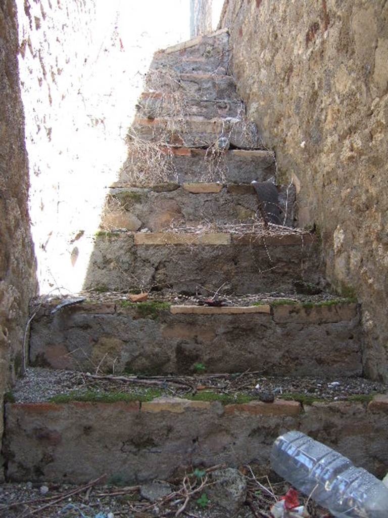 VII.3.27 Pompeii. May 2006. Steps.
