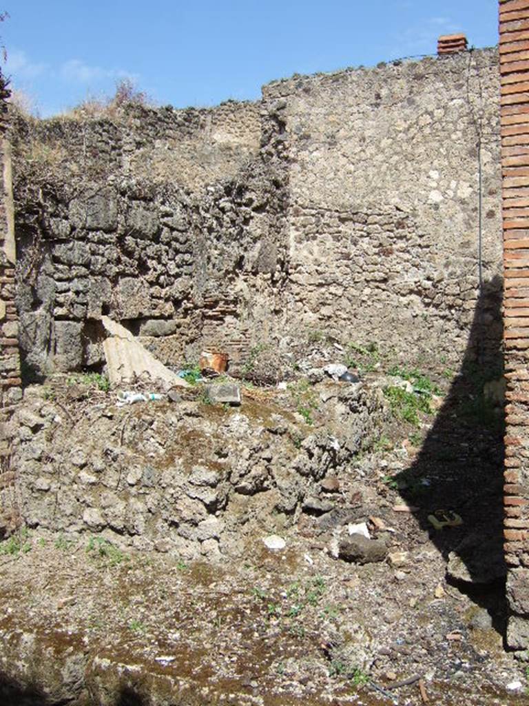 VII.3.28 Pompeii. May 2006. Remains of bar counter.