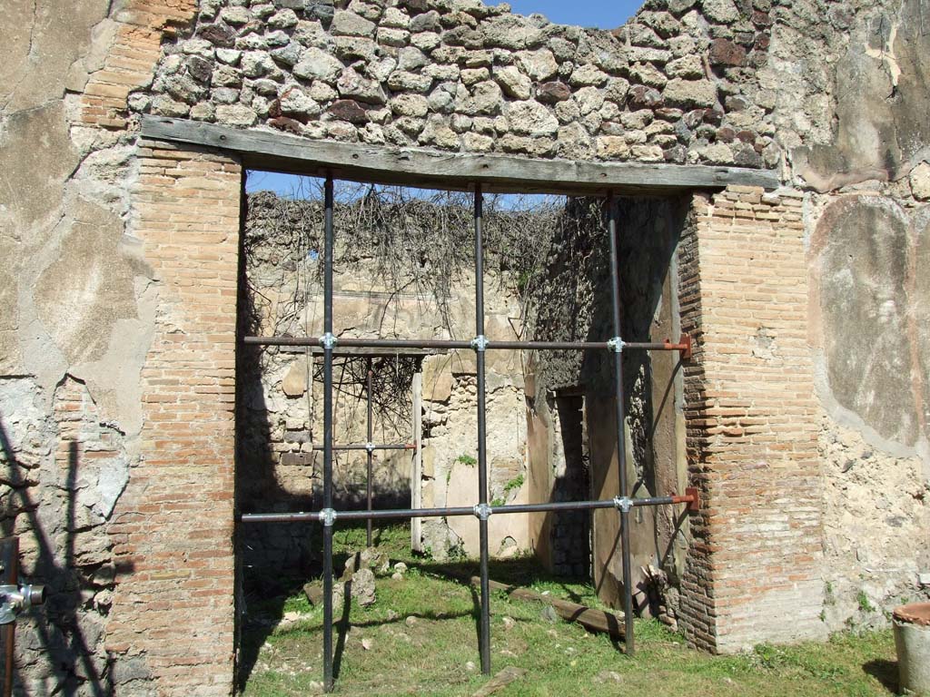 VII.3.30 Pompeii. March 2009. Doorway to room 4, tablinum, on north side of atrium.