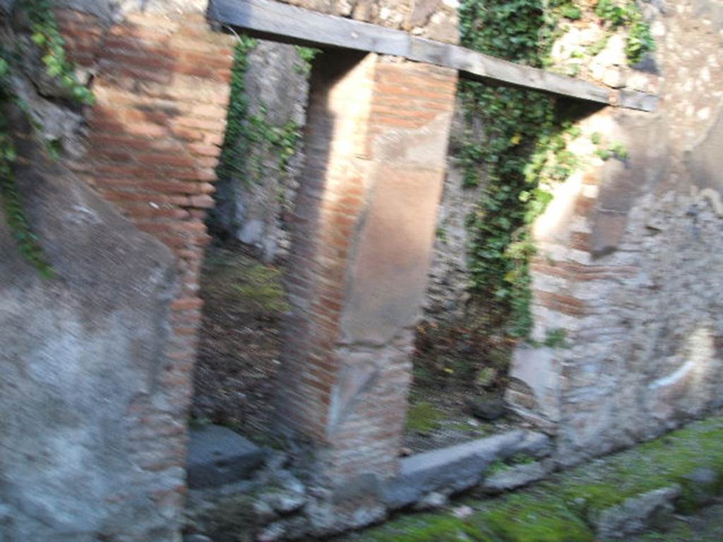 VII.3.32/ VII.3.31 Pompeii. May 2005. Two entrances.
