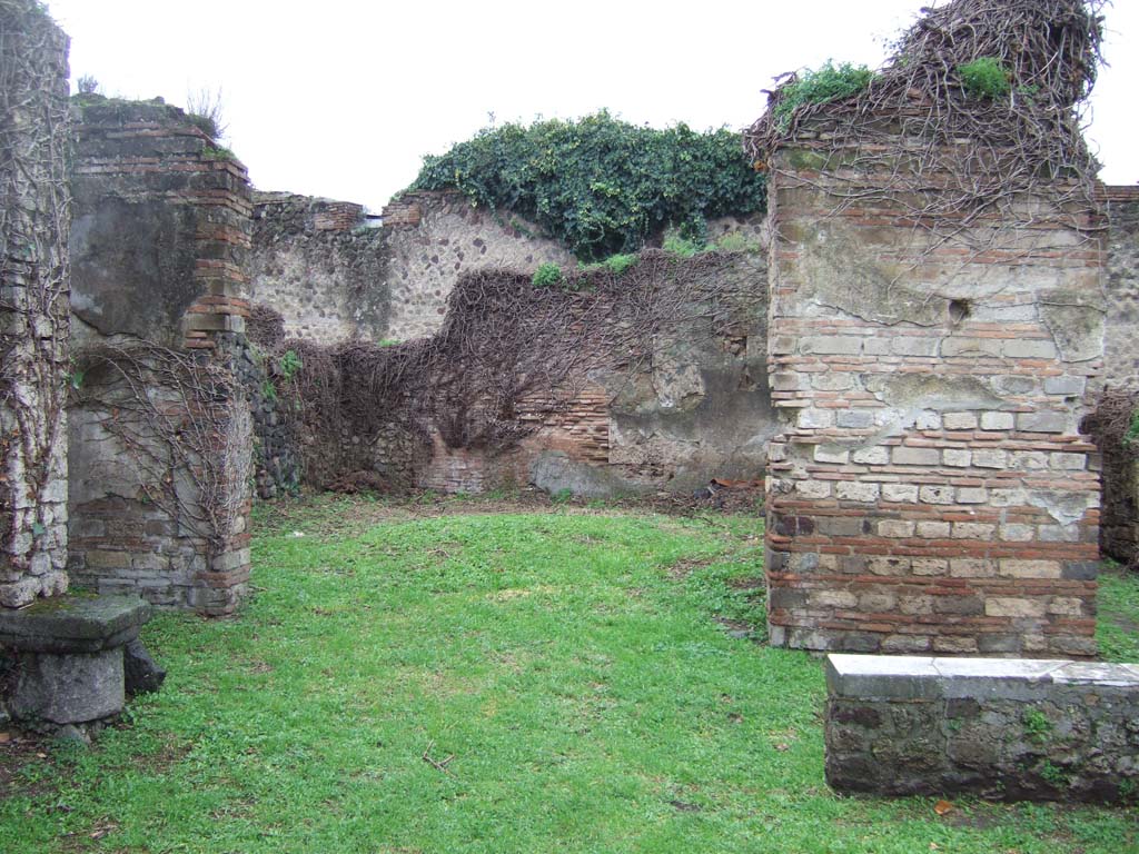 VII.3.38 Pompeii. December 2005. Impluvium in atrium.