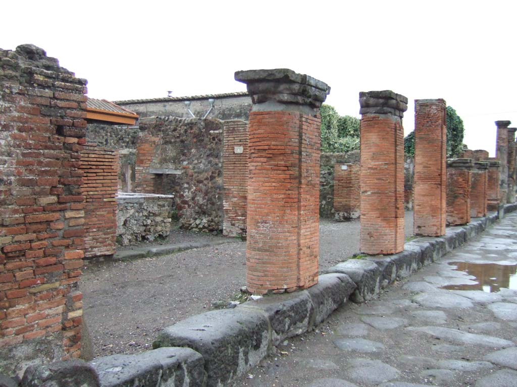 VII.4.4 Pompeii. December 2005. Colonnade outside entrance.