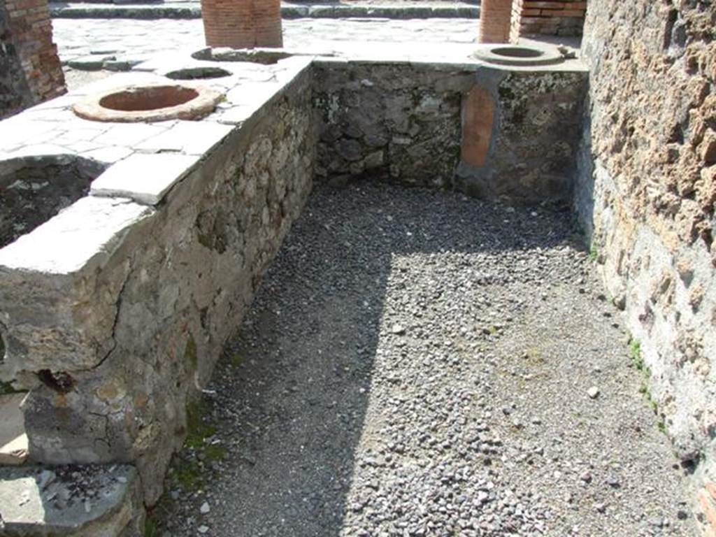 VII.4.4  Pompeii. March 2009.  Rear of counter.