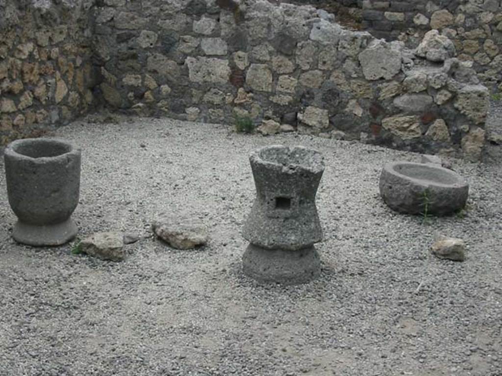 VII.4.4 Pompeii. May 2003. Small mill and mortar. Photo courtesy of Nicolas Monteix.