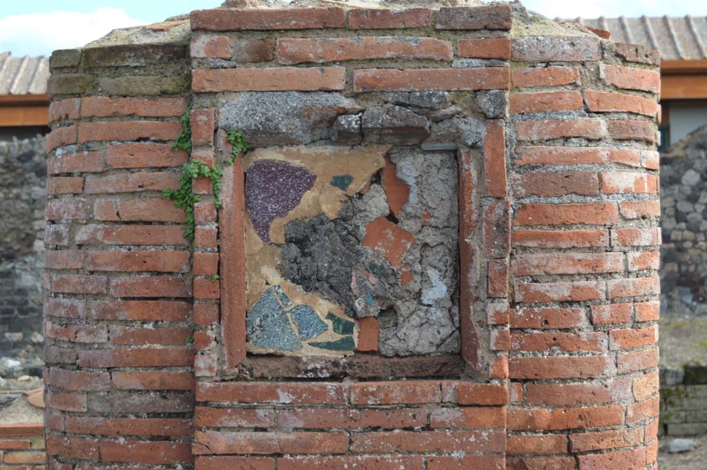 VII.4.6 Pompeii. March 2018. Plaque in pilaster in portico outside VII.4.6.
Foto Taylor Lauritsen, ERC Grant 681269 DÉCOR.

