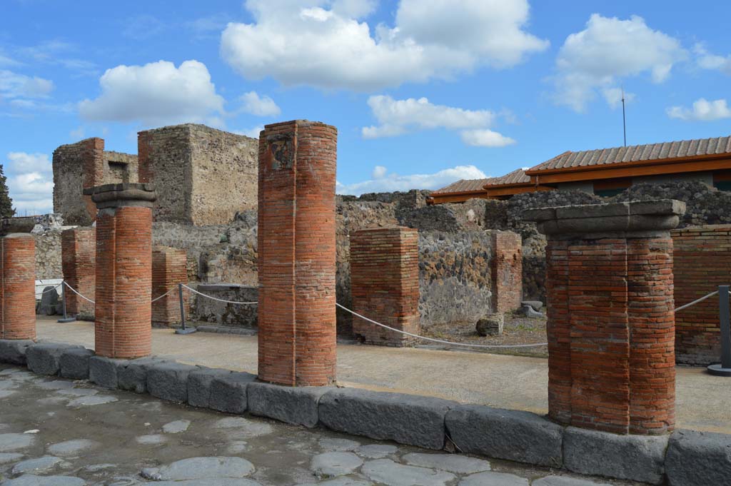 VII.4.6 Pompeii. March 2018. Looking north-east towards entrance doorway behind portico, on right.
Foto Taylor Lauritsen, ERC Grant 681269 DÉCOR.
