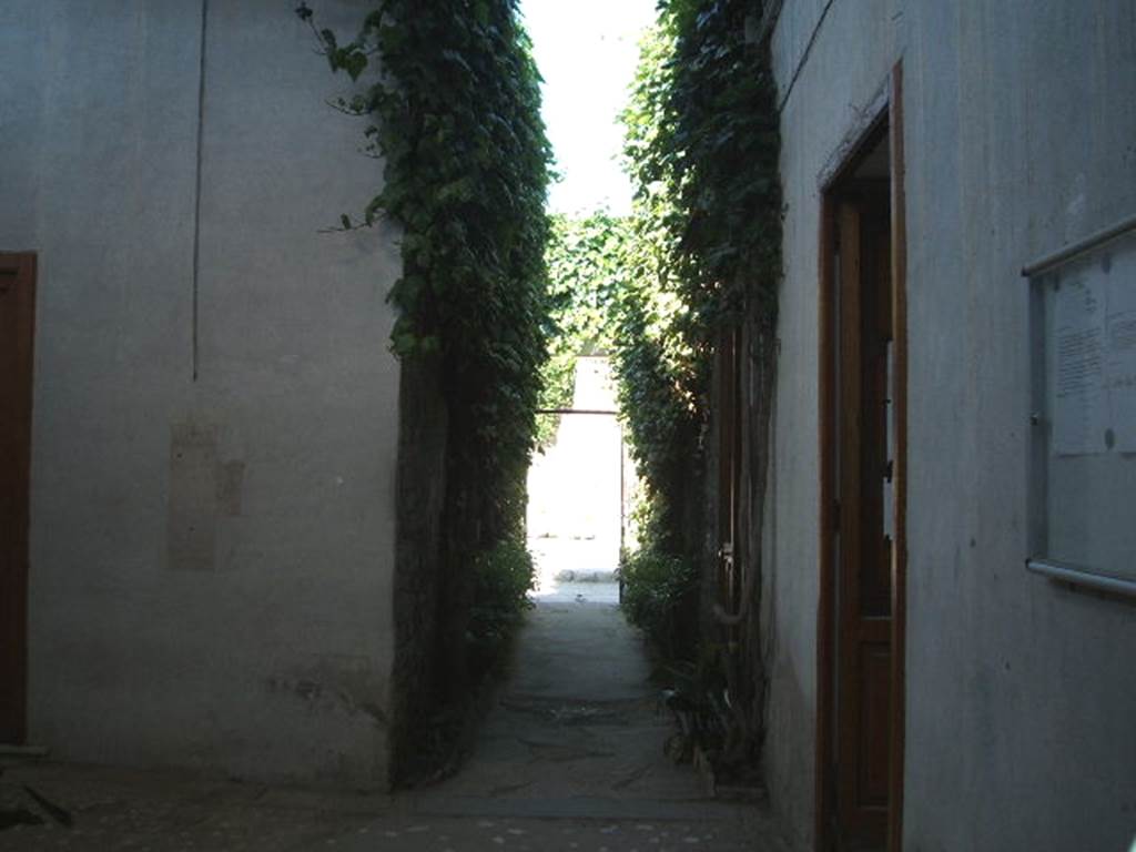 VII.4.10 Pompeii. September 2005. Looking west towards entrance, along long entrance corridor or fauces.