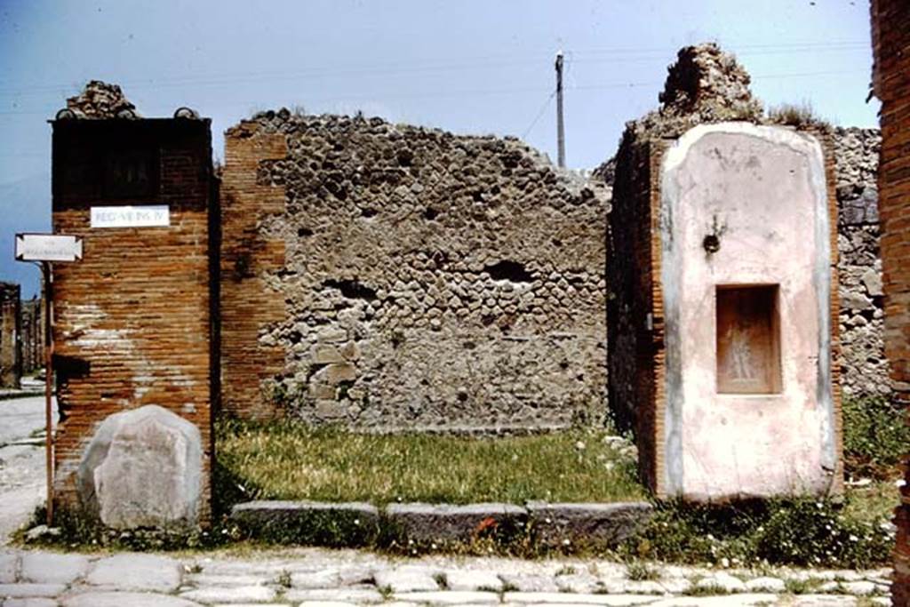 VII.4.16 Pompeii. 1961. Looking north to entrance doorway. Photo by Stanley A. Jashemski.
Source: The Wilhelmina and Stanley A. Jashemski archive in the University of Maryland Library, Special Collections (See collection page) and made available under the Creative Commons Attribution-Non Commercial License v.4. See Licence and use details.
J61f0645
