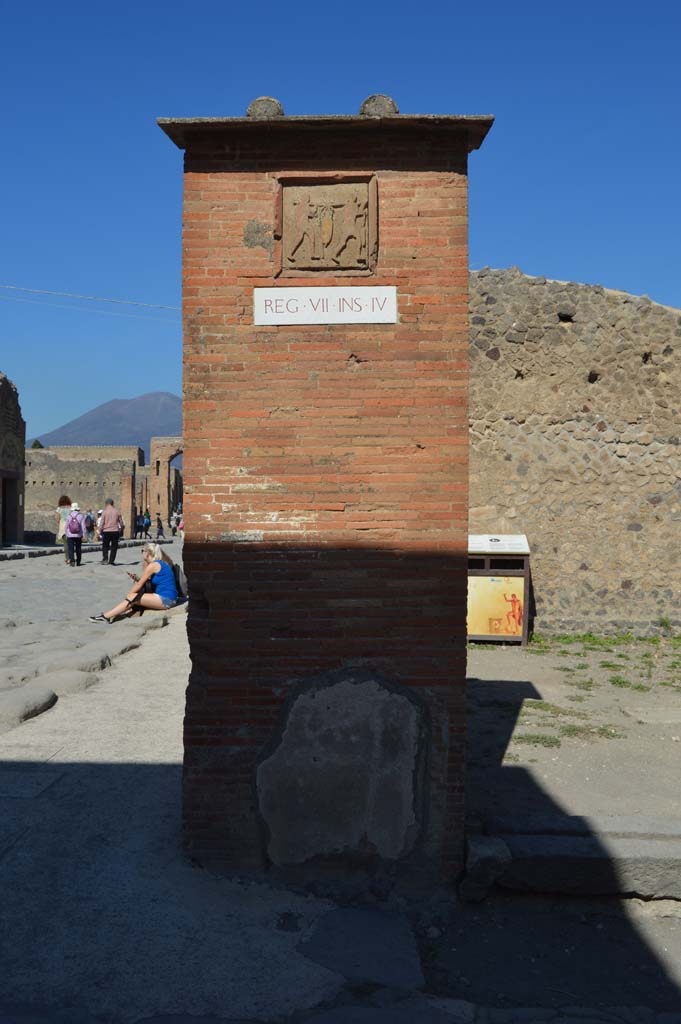 VII.4.16 Pompeii. October 2017. Looking towards pilaster on west side of entrance doorway. 
Foto Taylor Lauritsen, ERC Grant 681269 DÉCOR.
