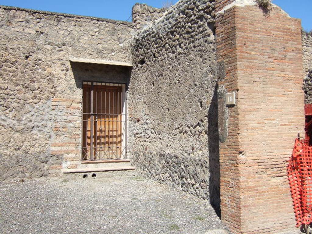VII.4.18 Pompeii. September 2005. Entrance.
According to Fiorelli, this was a shop with a doorway to a corridor in the rear wall. 
At the rear were two small rooms, and one large area with a kitchen oven/hearth, and another corridor area, perhaps with the latrine at its rear.
See Pappalardo, U., 2001. La Descrizione di Pompei per Giuseppe Fiorelli (1875). Napoli: Massa Editore. (p.90)
