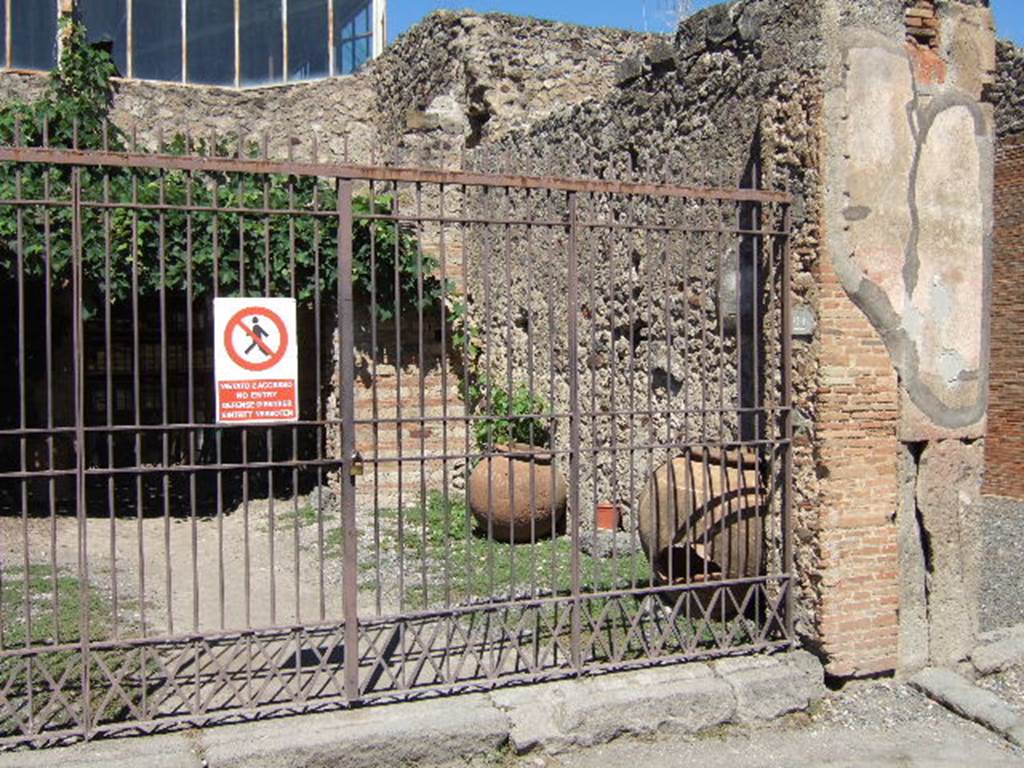 VII.4.22 Pompeii.  September 2005. Entrance