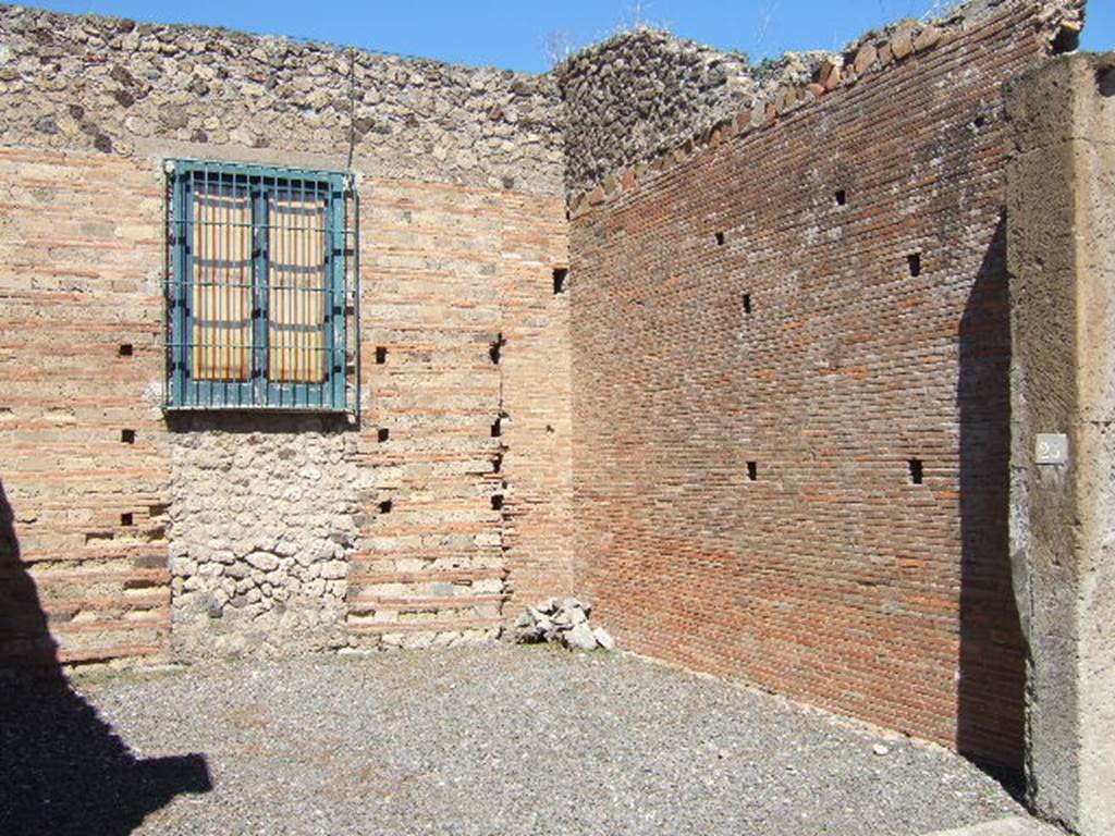 VII.4.23 Pompeii. September 2005. Entrance.
The doorway in the rear wall of this shop-room would have connected to the rear rooms of VII.4.24.
