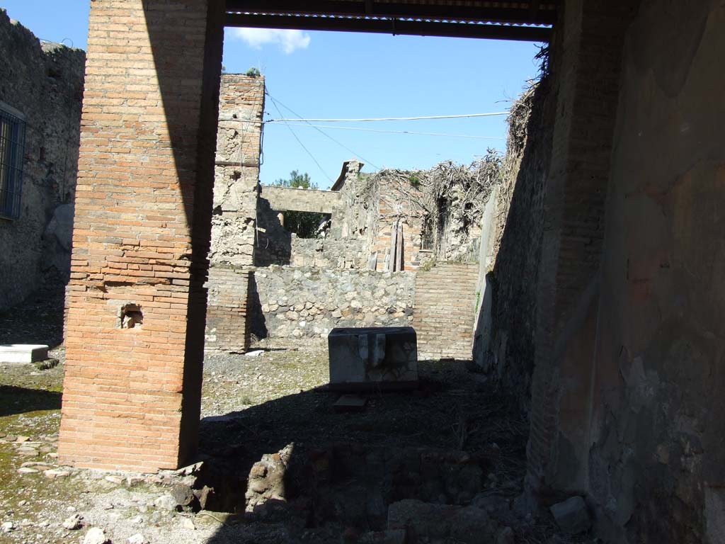 VII.4.25 Pompeii. March 2009. Looking north across atrium to tablinum.