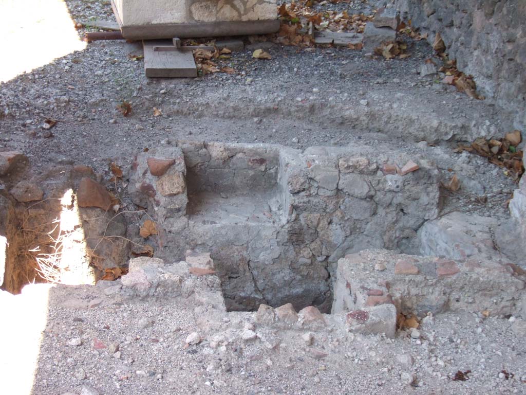 VII.4.25 Pompeii. September 2005. Excavation in floor of shop.