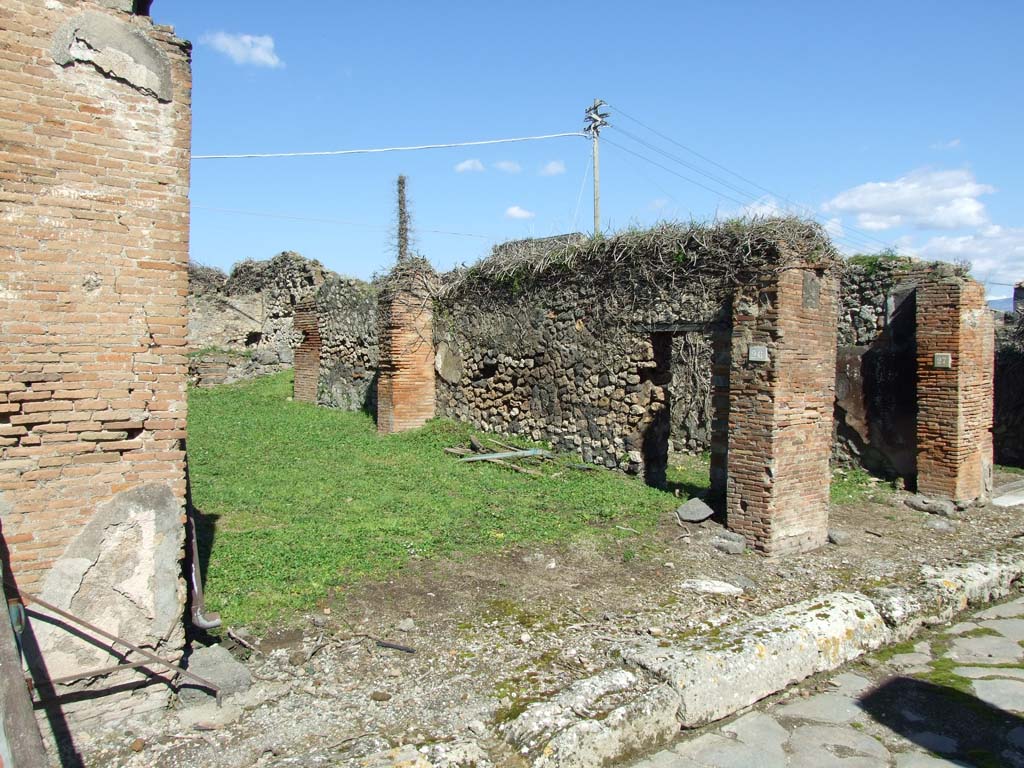 VII.4.26 Pompeii. March 2009. Shop entrance on Via degli Augustali.