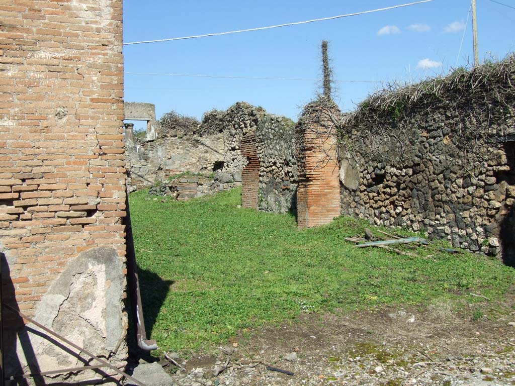 VII.4.26 Pompeii. March 2009. Looking north across shop towards rear rooms of dwelling.
Fiorelli reported that on the right side of the rear was a cubiculum with a scene of a gladiatorial combat with some animals.
According to Jacobelli, this particular subject was copied several times, and may or may not be the one in a drawing by Morelli.
She thought the similar painting described by Fiorelli may be one of the copies of this fashionable composition often found at Pompeii.
See Pappalardo, U., 2001. La Descrizione di Pompei per Giuseppe Fiorelli (1875). Napoli: Massa Editore. (p. 90).
See Jacobelli, L., 2003. Gladiators at Pompeii. Rome: L’erma di Bretschneider. (p. 76, and fig.64).
