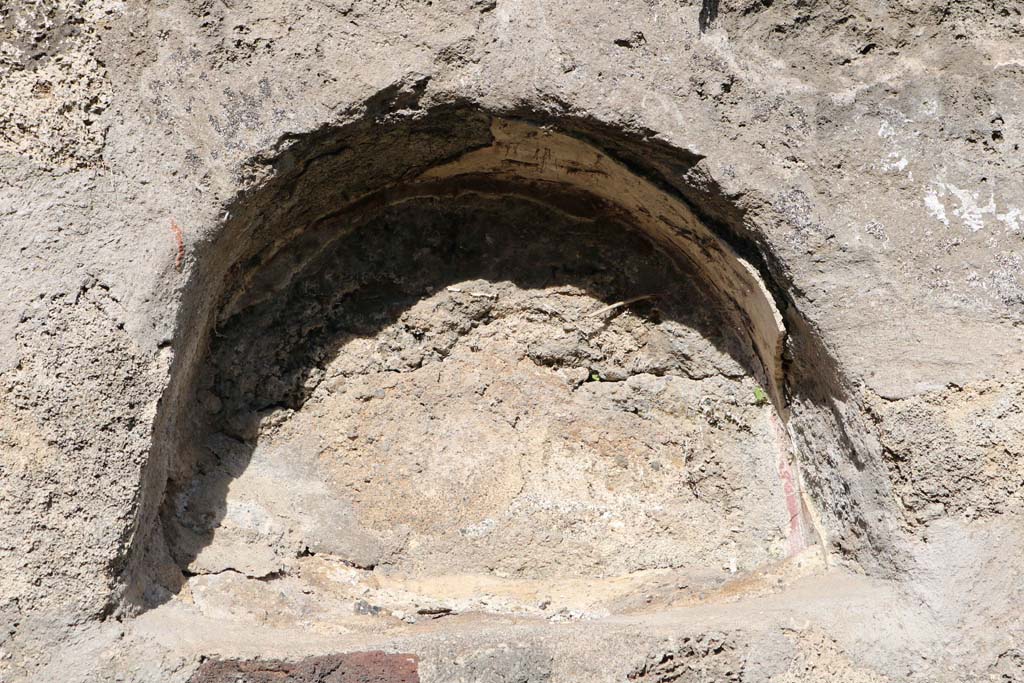 VII.4.29 Pompeii. December 2018. Niche in north wall of shop-room. Photo courtesy of Aude Durand.