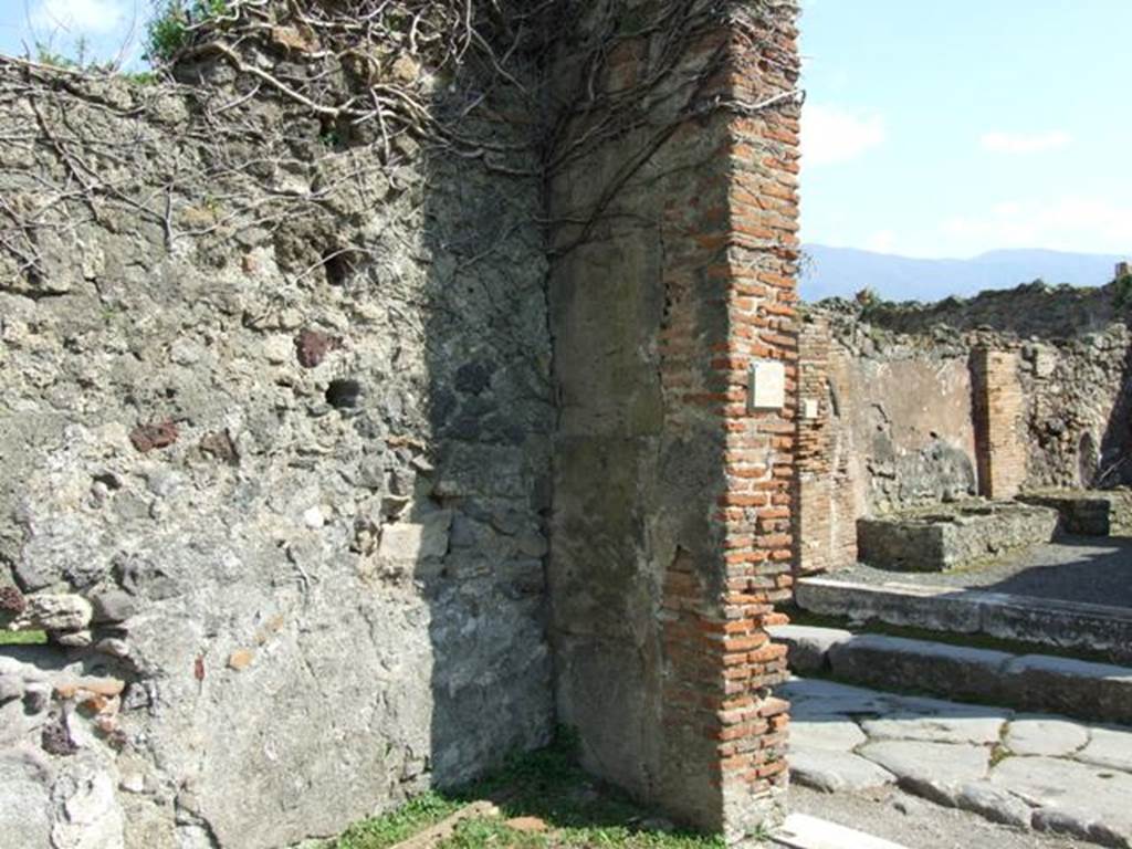 VII.4.29 Pompeii.  March 2009.  East wall of shop.