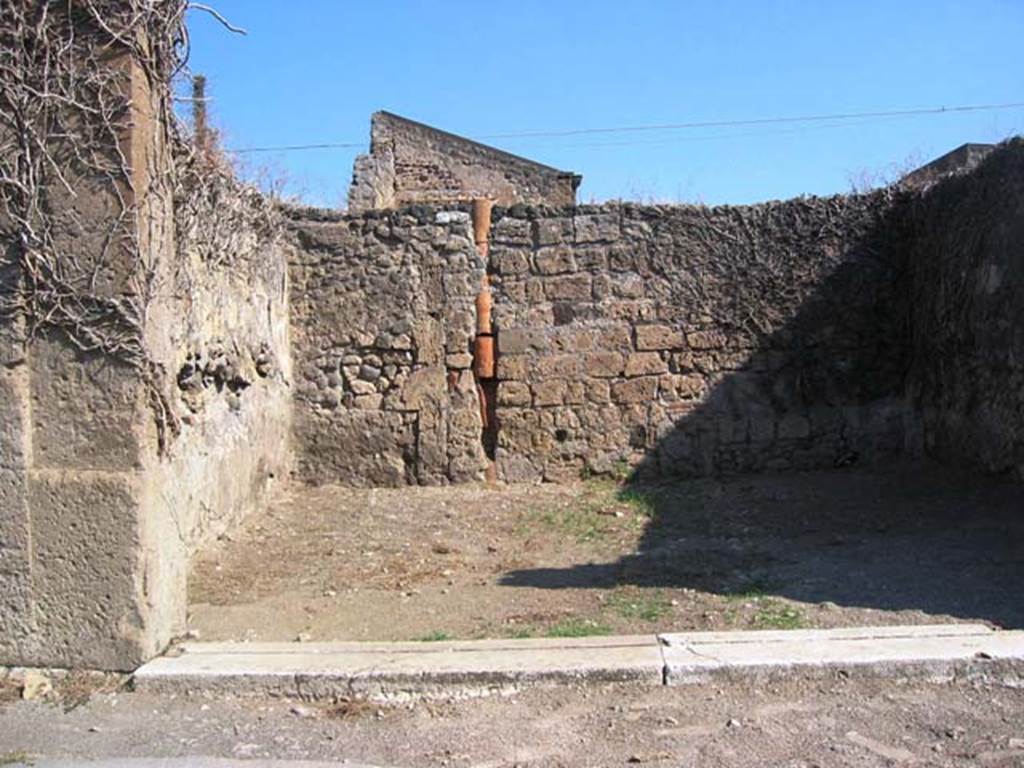 VII.4.30 Pompeii. July 2008. Looking north towards entrance doorway. Photo courtesy of Barry Hobson.