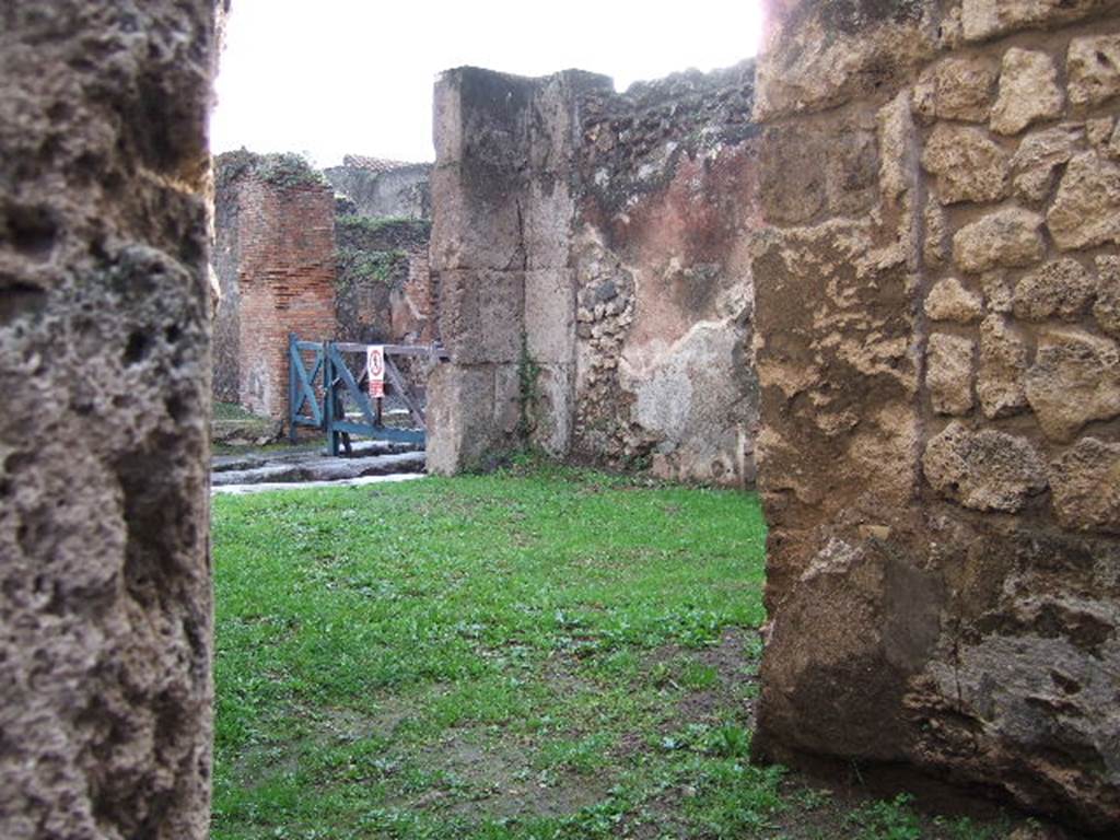 VII.4.33 Pompeii. December 2005. Looking south into shop-room of VII.4.32, from rear room at VII.4.33.