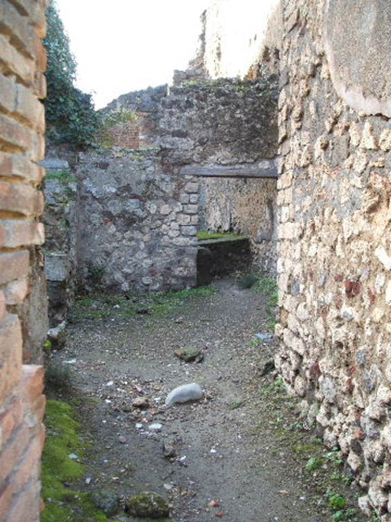 VII.4.39 from VII.4.41 Pompeii. Doorway to workshop.