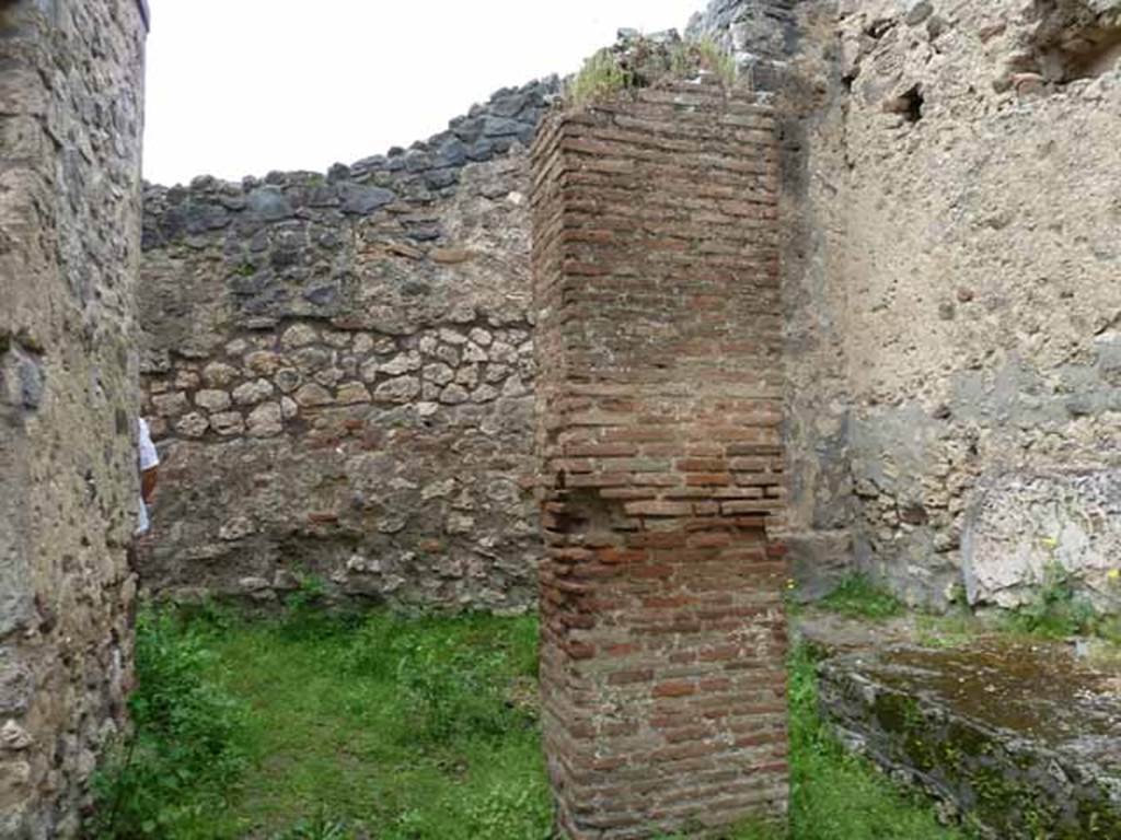VII.4.39 Pompeii. May 2010. West wall of workshop.