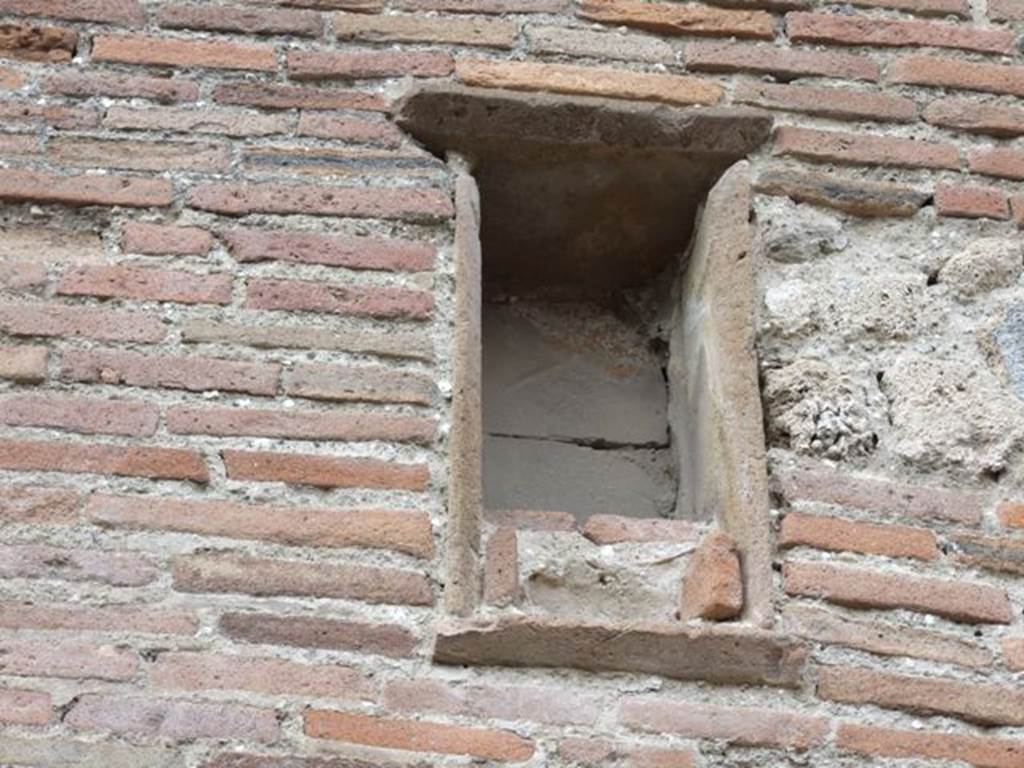 Exterior wall between VII.4.43 and VII.4.44 on Vicolo Storto.  Blocked upper floor window? March 2009.