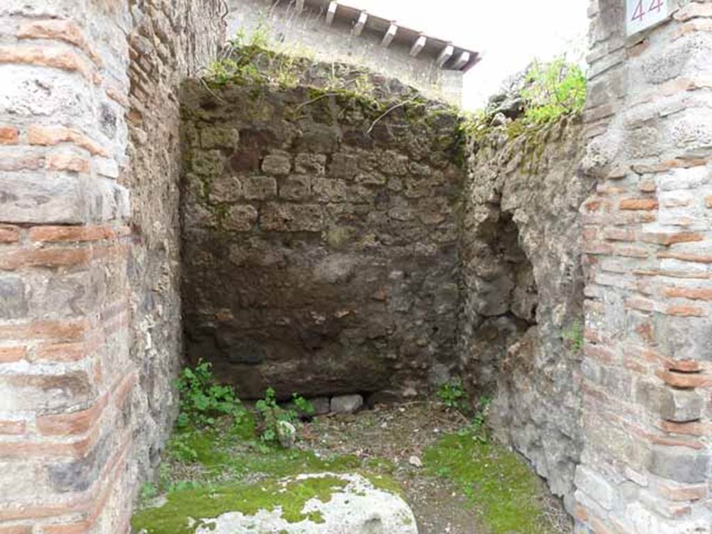 VII.4.44 Pompeii. May 2010. Latrine at rear of steps to upper floor. Looking west.