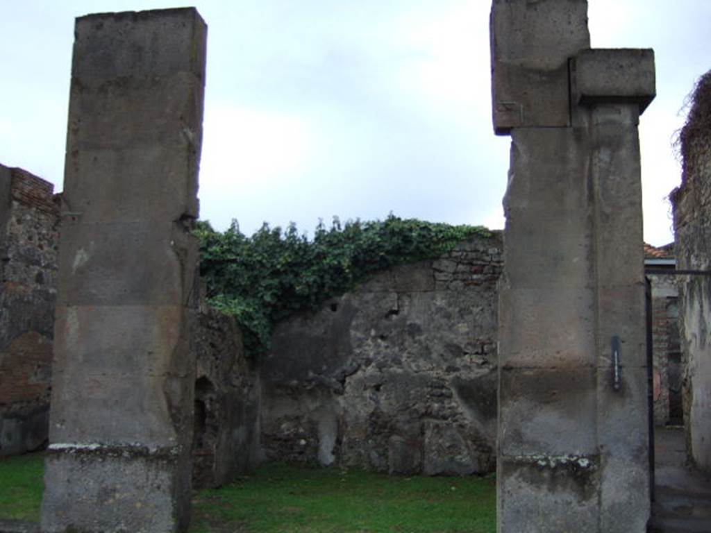 VII.4.47 Pompeii. December 2005. Entrance doorway on Via della Fortuna, looking south. Found in July 1833 on the pilaster between VII.4.46 and 47, on the left, was the graffito –

N(umerium)  Hersennium
C(aium) Calventium
II vir(os)  i(ure)  d(icundo)  o(ro)  v(os)  f(aciatis)     [CIL IV 292]

See Pagano, M. and  Prisciandaro, R., 2006. Studio sulle provenienze degli oggetti rinvenuti negli scavi borbonici del regno di Napoli.  Naples : Nicola Longobardi.  (p. 148)
