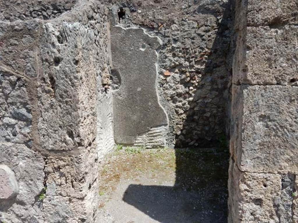 VII.4.48 Pompeii. December 2007. Doorway to room 4, cubiculum.