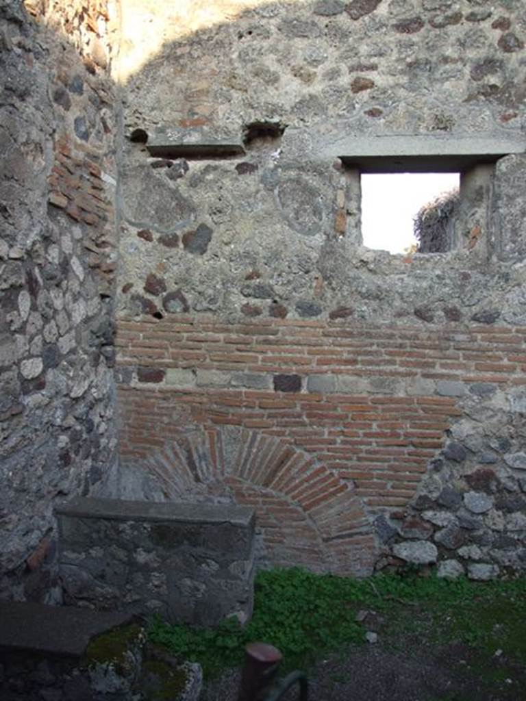VII.4.48 Pompeii. May 2015. Room 7, bench or hearth in south-east corner of kitchen.
Photo courtesy of Buzz Ferebee.
