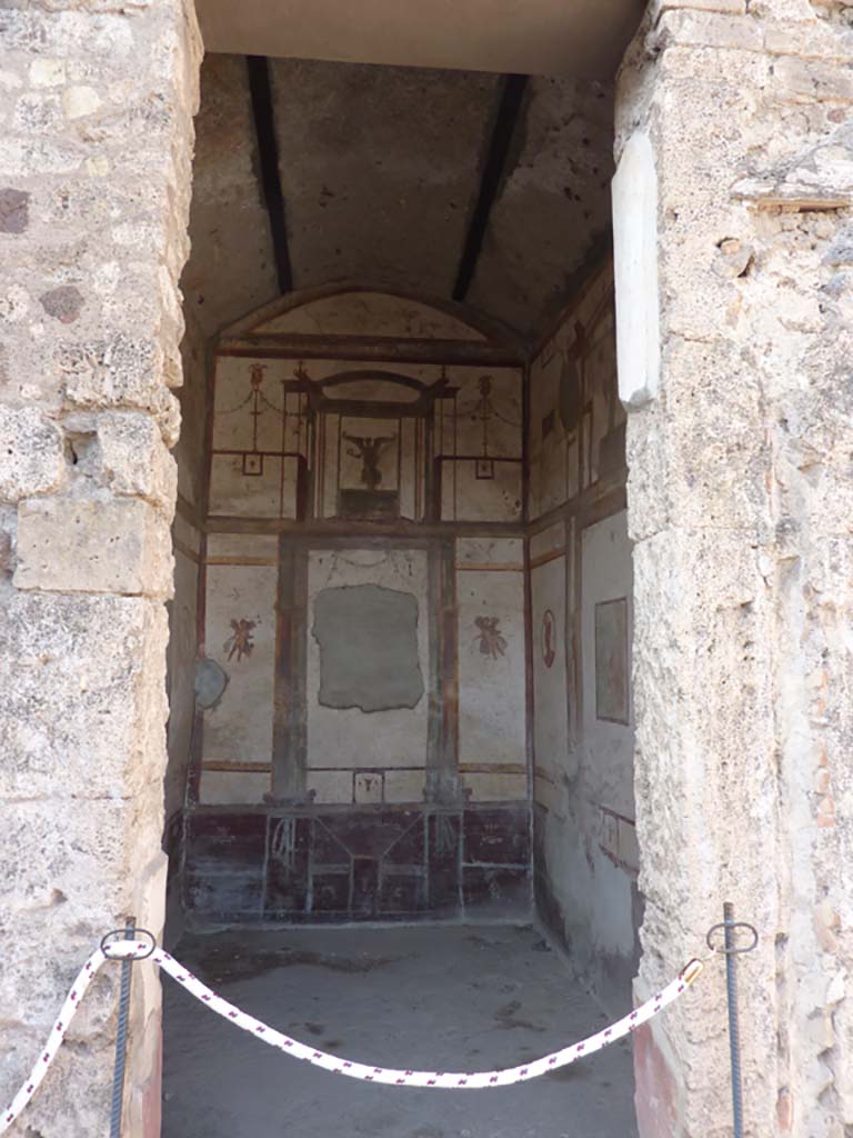 VII.4.48 Pompeii. October 2014. Room 14, looking west through doorway to cubiculum.
Foto Annette Haug, ERC Grant 681269 DCOR.
