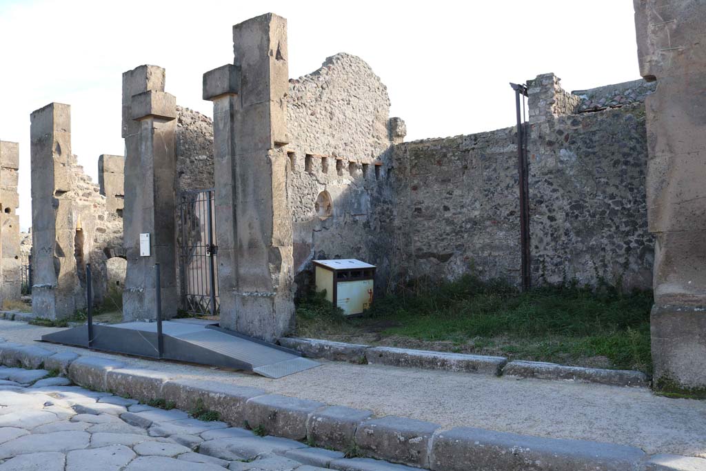 VII.4.49 Pompeii. December 2018. 
Looking south from Via della Fortuna towards entrance doorway. Photo courtesy of Aude Durand.
