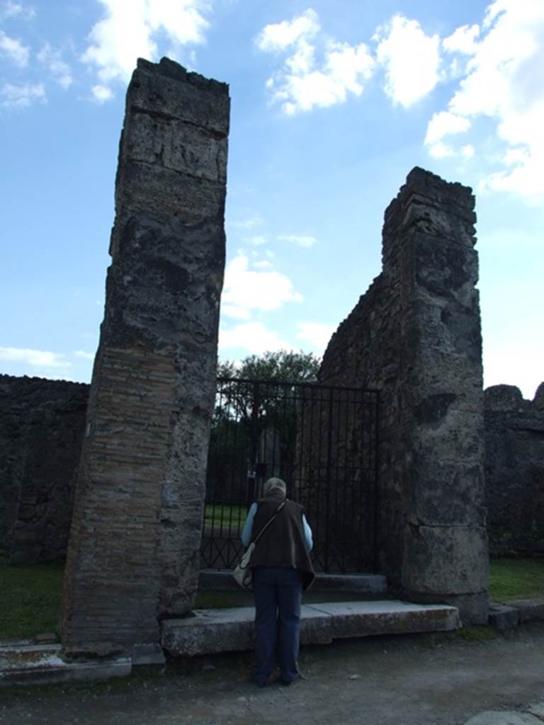 VII.4.31/51 Pompeii. March 2009. Entrance VII.4.51 on Via della Fortuna. Looking south.