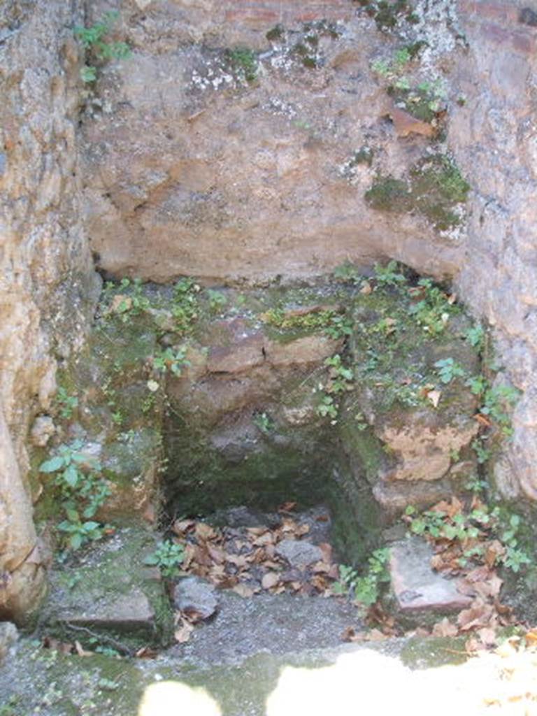 VII.4.53 Pompeii. May 2005. Latrine, accessible from doorway in VII.4.53, but under the stairs at VII.4.54. Looking south.
