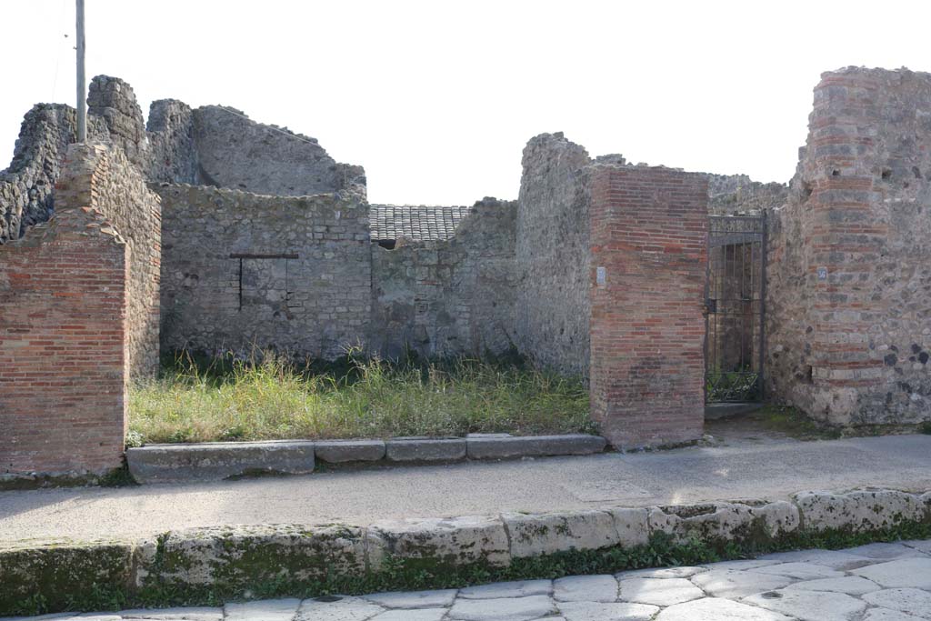 VII.4.55 Pompeii. December 2018. Looking south to entrance doorway on Via della Fortuna. Photo courtesy of Aude Durand.
