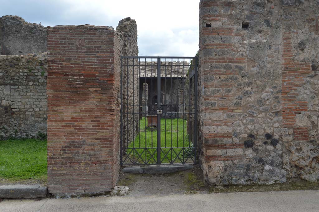 VII.4.56 Pompeii. March 2018. Looking towards entrance doorway on south side of Via della Fortuna. 
Foto Taylor Lauritsen, ERC Grant 681269 DÉCOR.
