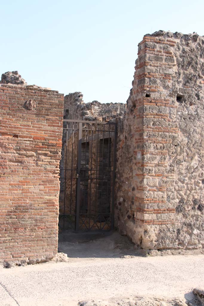 VII.4.56 Pompeii.  December 2005. Entrance, with Vestibule.
