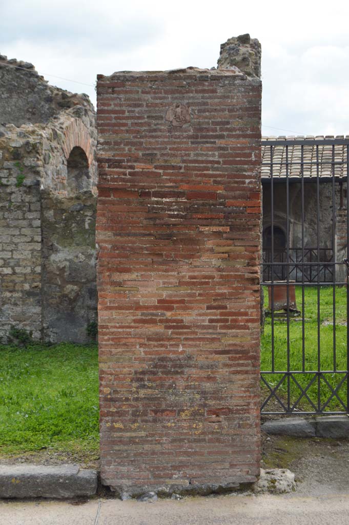 VII.4.56 Pompeii. May 2015. Looking south across atrium.  Photo courtesy of Buzz Ferebee.
