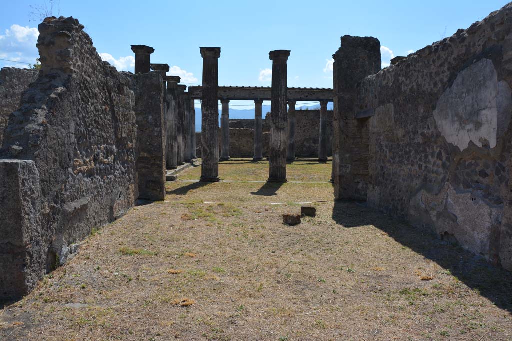 VII.4.57 Pompeii. September 2019. Tablinum, room 7, looking south from atrium.
Foto Annette Haug, ERC Grant 681269 DÉCOR.
