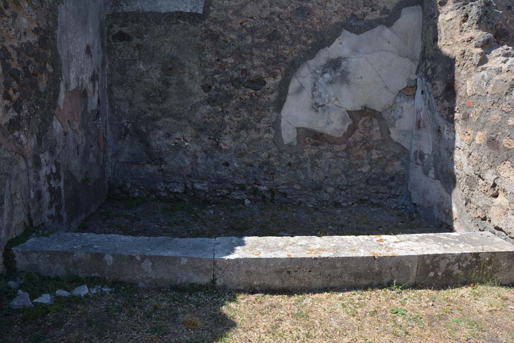 VII.4.57 Pompeii. September 2019. Room 9, looking across blocks of marble towards west wall of ala.
Foto Annette Haug, ERC Grant 681269 DÉCOR.
