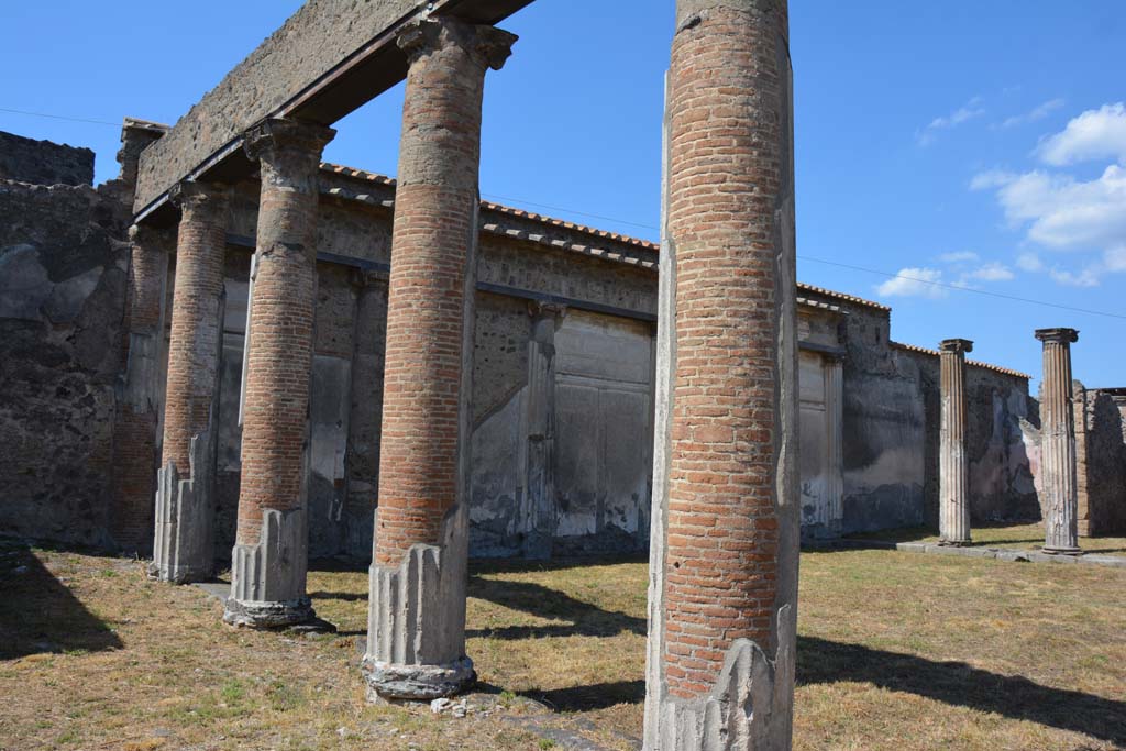 VII.4.57 Pompeii. September 2019. Looking west along south portico.
Foto Annette Haug, ERC Grant 681269 DÉCOR.
